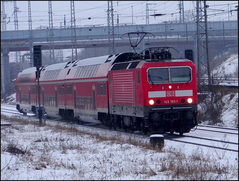 Winterzeit & es wird einfach nicht heller - 143 193-1 erreicht mit RE33310 den Hbf Stralsund.  (am 21.01.06) 