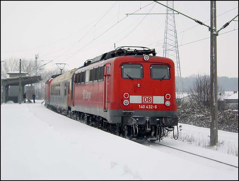 Winterzeit - 140 432-6 am Zugende eines Messzuges. Gezogen von einer vllig vereisten 143. (Stralsund am 02.03.05) 