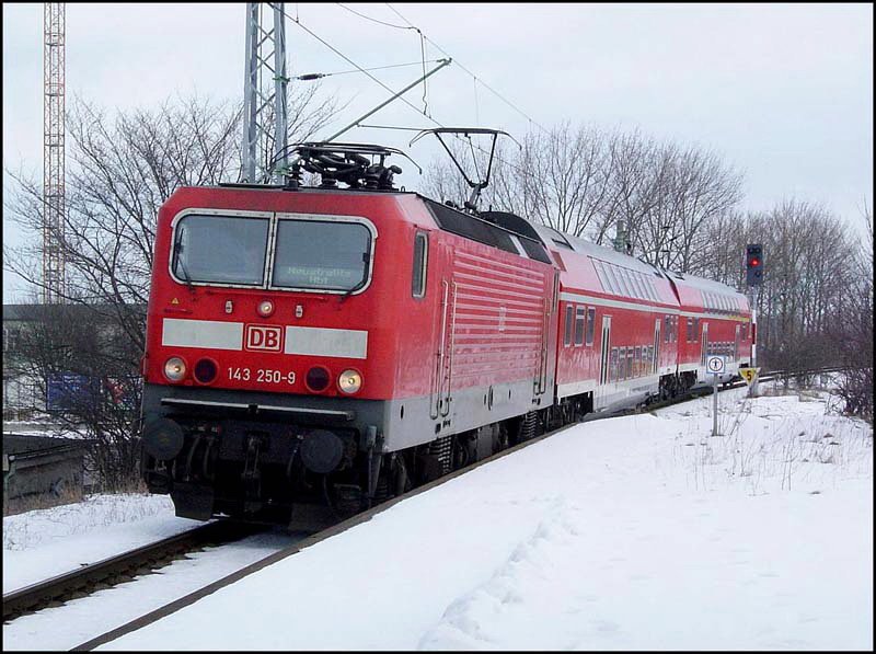 Winterzeit- 143 250-9 fhrt mit der RB33312 (aus Sassnitz) in den Bhf Stralsund Rgendamm ein.  ( am 10.03.05) 