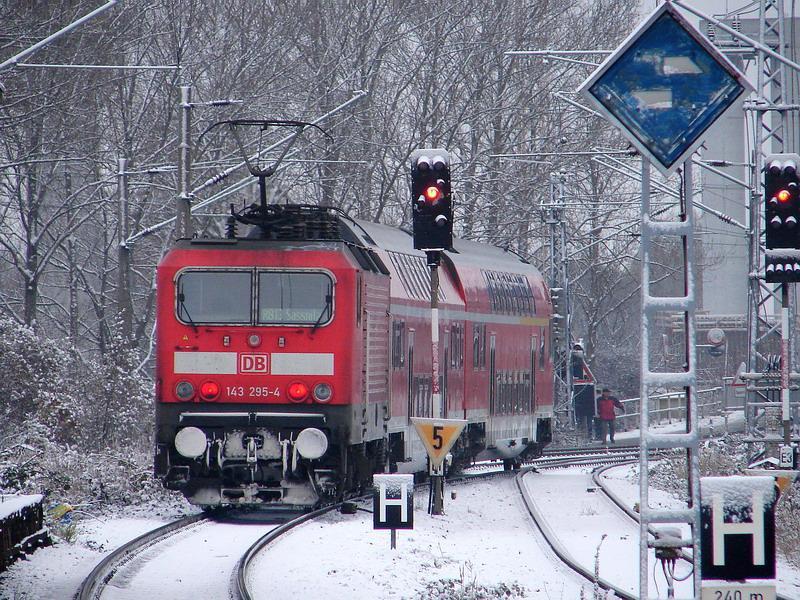 Winterzeit --- 143 295-4 mit der RB33313 verlsst den Bhf Stralsund Rgendamm, mit Ziel Sassnitz.  (am 29.11.05) 