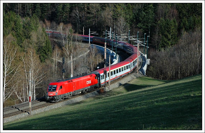 Wir befinden uns in 609 m Seehhe. 1116 069 mit dem OEC 558  STYRIARTE GRAZ  von Graz nach Wien am 30.3.2008 bei der Querung des Abfaltersbachgraben-Viadukt (L: 93 m; H: 30 m). Die Aufnahme entstand bei der sg. „Apfelwiese“ auf der Semmering Nordrampe.