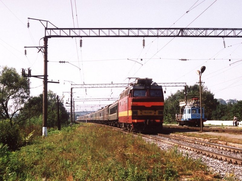 Wir hoffen in September mit dem Trans-Mongolei-Express zu reisen. Hier ist die ChS4t-135 (ЧC4T-135) mit dem Trans-Siberien-Express 904A Moskva Iaroslavskaia- Vladivostok Gorod (Москва Ярославская- Владивосток Город) unterwegs bei Bogolyubovo am 31-08-2004. Bild und scan: Date Jan de Vries. 