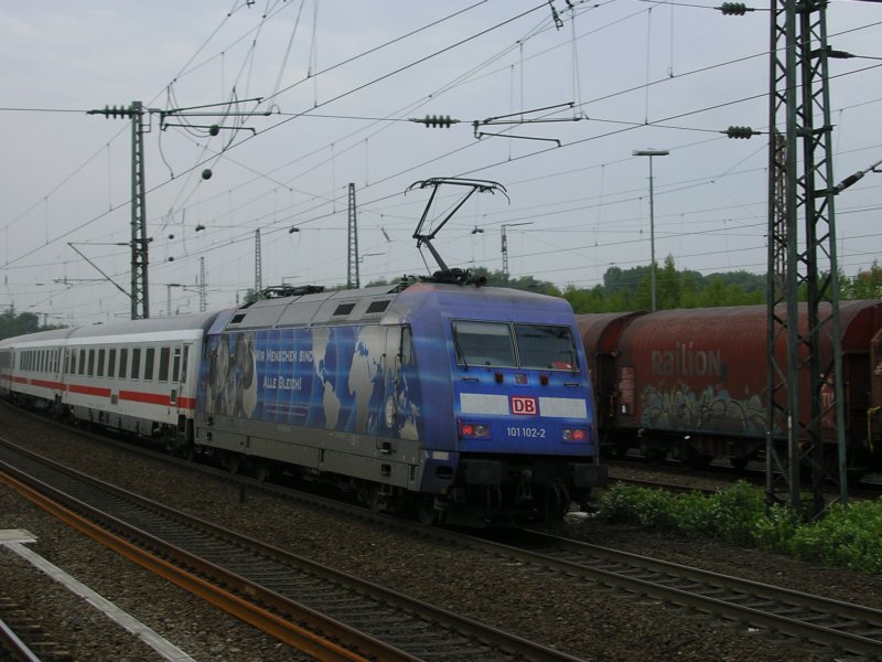  Wir Menschen sind alle gleich ,101 102-2 im Schub des IC 2156 nach Dsseldorf Hbf. in der Ehrenfelder Kurve bei Bochum.(27.05.2008)