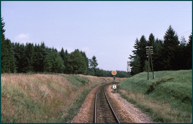 Wir passieren ein geschlossenes Einfahrvorsignal, vermutlich jenes von Schwarzenau aus Richtung Gmnd. (Archiv 09/75)