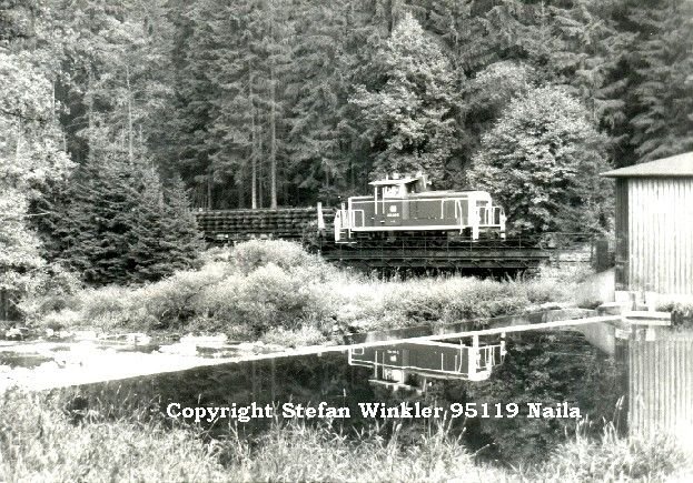 Wir schreiben das Jahr 1982. 7 Jahre vor der Grenzöffung baut die DB die Gleise der Strecke von Marxgrün nach Blankenstein (Thür) ab. Die 260 des Bw Hof passiert gerade das Flusswehr im Höllental. Heute könnten wir die fränkische Höllentalbahn sehr gut gebrauchen. Reaktivierung tut not!

Um dieses Anliegen kümmert sich der Verein Hoellennetz e.V.