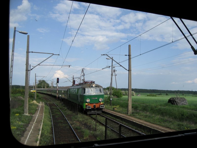 Wir warten auf grnes Licht. Von vorne kommt ET22-908  mit einem Personenzug. Der Weg nach Krakw. 11.05.2008.