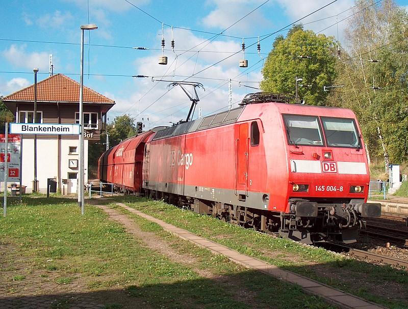Wird 145 004-8 bald die neue  Wei�e Lady  sein? Am 30.09.04 durchf�hrt sie den Bahnhof Blankenheim um in k�rze im Blankenheimer Tunnel zu verschwinden.