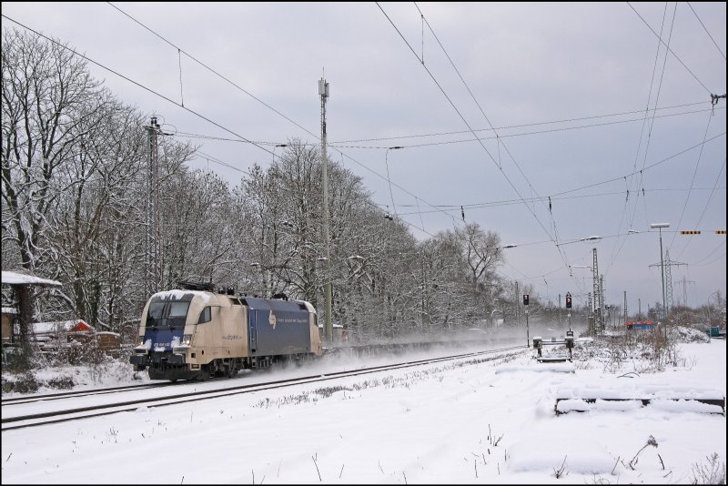 Wirtschaftskriese oder Ausnahme: ES64U2-021(?) der Wiener Lokalbahn Cargo GmbH (WLB) bringt einen Leerzug nach Duisburg. (05.01.2009) 

