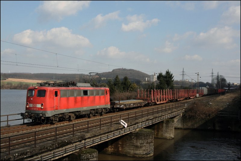 Wirtschaftskrise? 140 647 schleppt einen langen Gterzug vom Rangierbahnhof Hagen-Vorhalle in Richtung Witten. Hier bei der berquerung des Harkortsees. (07.03.2009)
