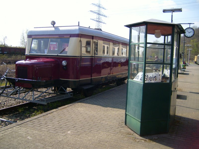 Wismarer Schienenbus, Baujahr 1936, vorne links mit einem Fahrrad beladen, wartet auf seinen nchsten Einsatz - aufgenommen whrend der Jubilums-Museumstage vom 28. bis 30. April 2007 
