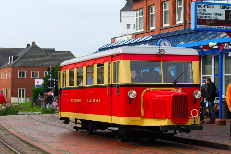 Wismarer Schienenbus  T 1 Inselbahn Borkum  mit der Werk-Nr. 21145, Werkstype „Hannover“, handelt es sich um ein von der Borkumer Kleinbahn im Jahre 1940 fabrikneu bezogenes Fahrzeug. Das Schienenfahrzeug war bis zum Jahre 1976 planmig auf Borkum im Einsatz war.Jeden Donnerstag fhrt das Fahrzeug als Nostalgiezug ber die Gleise der Borkumer Kleinbahn. 
