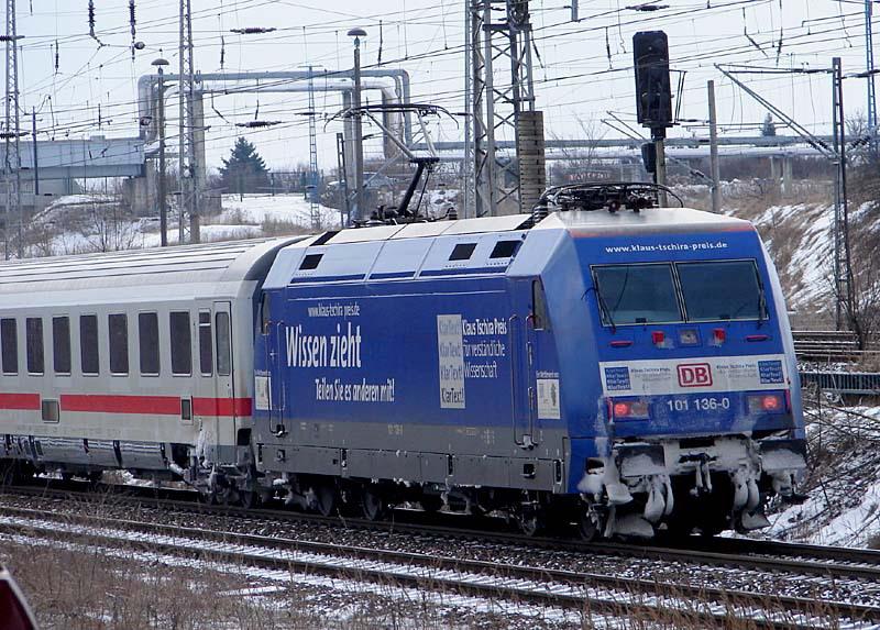  Wissen zieht - Werbelok 101 136-0 schiebt den IC2472 zum Seebad Binz auf der Insel Rgen..   (Stralsund am 11.03.06) 
