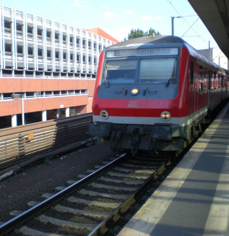 Wittenberger Steuerwagen ohne Fernscheinwerfer f�hrt als RE aus Celle in Hannover Hbf ein.
Man beachte auch das - recht leere- Parkhaus und den langsam abbl�tternden DB-Kecks.
21.7.2008