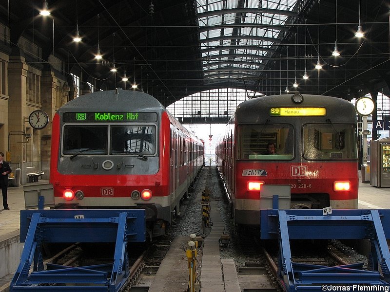 Wittenberger Steuerwagen trifft am 31.03.07 im Wiesbadener Hbf auf 420 220.