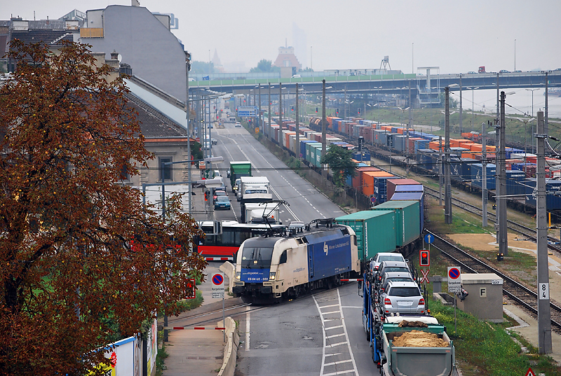 WLB 182 522 mit einem Containerzug bei der Ausfahrt aus dem Wiener Donaukaibahnhof am 18.9.09