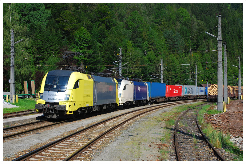 WLB Containerzug 61451 von Enns nach Kalsdorf, am 20.08.2009 mit 182.574 und 182.566 bespannt, aufgenommen bei der Durchfahrt in Kleinreifling.
