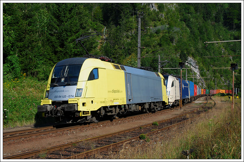 WLB Containerzug 61451 von Enns nach Kalsdorf, am 20.08.2009 mit 182.574 und 182.566 bespannt, aufgenommen bei der Durchfahrt in Schnau an der Enns.