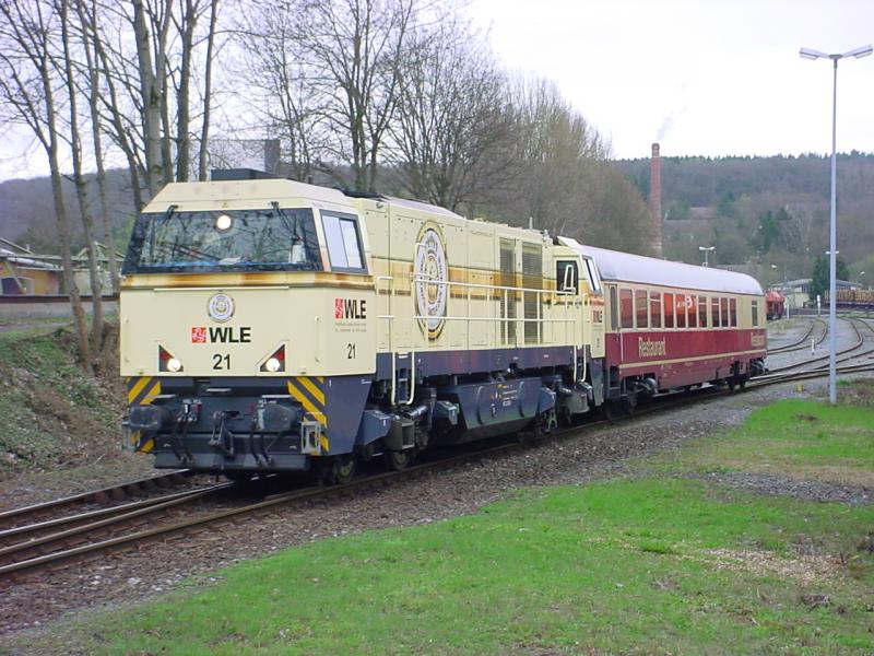 WLE 21 am 11.04.2005 im einem Restaurantwagen in Warstein.
Gerade fhrt der Zug in Richtung Warsteiner Brauerei.