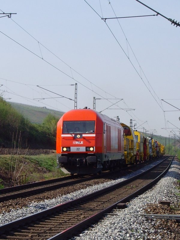 WLE 22, welche am Tag zuvor Richtung Basel fuhr kam heute mit einem nagelneuen Bauzug zurck. 15.04.09