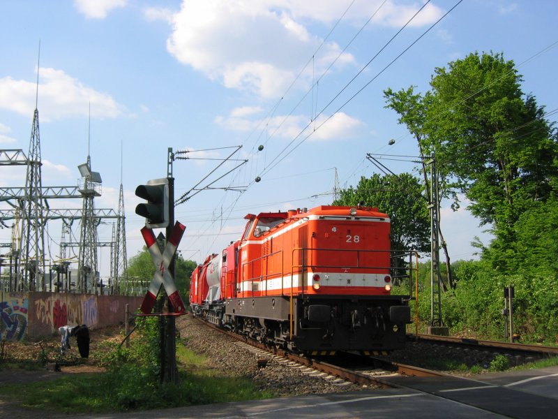 WLE 28 mit einem Schweizer Lschzug am 07.05.2008 am B 28 in Dsseldorf