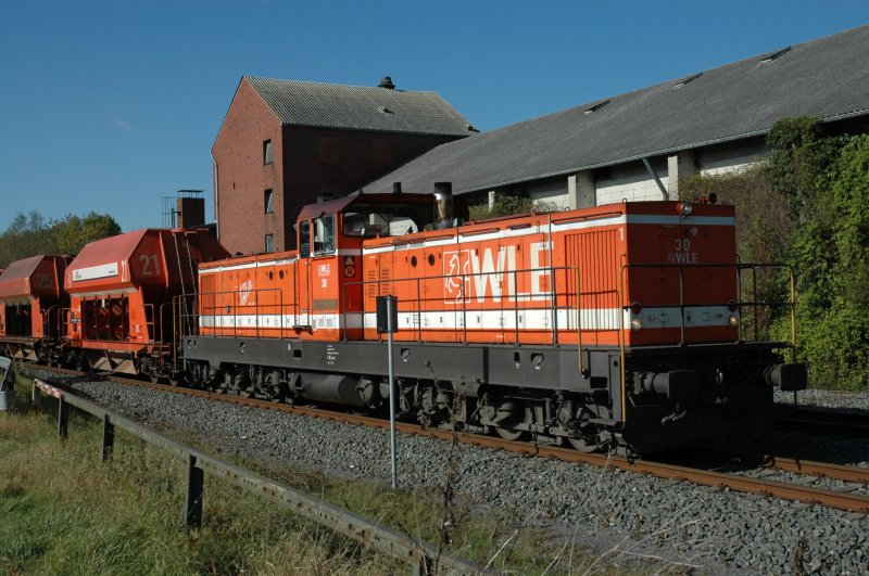 WLE 30 mit dem leeren Kalksteinzug Richtung Warstein wartet auf den Gegenverkehr.