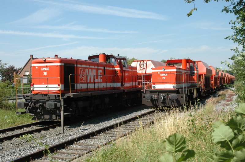 WLE 38 wartet mit dem leeren Kalksteinzug, WLE 30 mit dem vollen Kalksteinzug mit angehngter WLE 72 hlt auch.