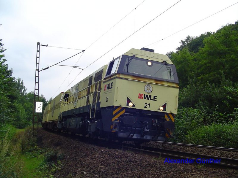 WLE-Lok 21 (eine G 2000) wartet am 07.08.2007 mit dem Warsteiner-Containerzug nach Mnchen am Sbk 31 zwischen dem Ebertsberg-Tunnel und dem Brandenstein-Tunnel an der Nord-Sd-Strecke zwischen Elm und Sterbfritz.