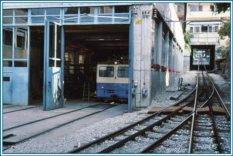 Wo bis zum 16.09.2006 die Zahnradbahn Lausanne-Ouchy bis Flon fuhr, wird in Krze die vollautomatische Mtro verkehren. Hier ist eine He 2/2 Lok im Depot in Ouchy und die Strecke Richtung SBB Bahnhof und Flon zu sehen. (Archiv 08/94) 