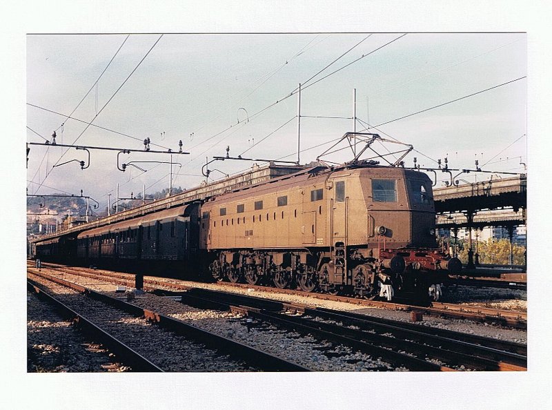 Wo heute versudelte Dieseltriebwagen herumfahren, fuhren vor zwanzig Jahren noch solche prächtige Kompositionen: 
E 428 152 mit Regionalzug in Arona im Oktober 1985