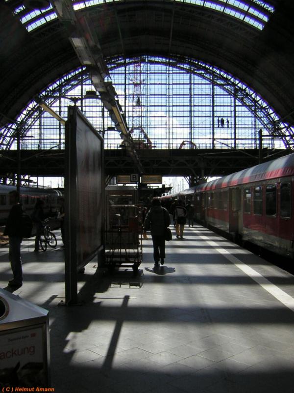 Wo Licht ist, da ist auch Schatten........ (Eine der fnf Hallen des Frankfurter Hauptbahnhofes, die im Zuge der Renovierungs- und Umbaumanahmen neu verglast wurden, aufgenommen am 10.05.2005).


