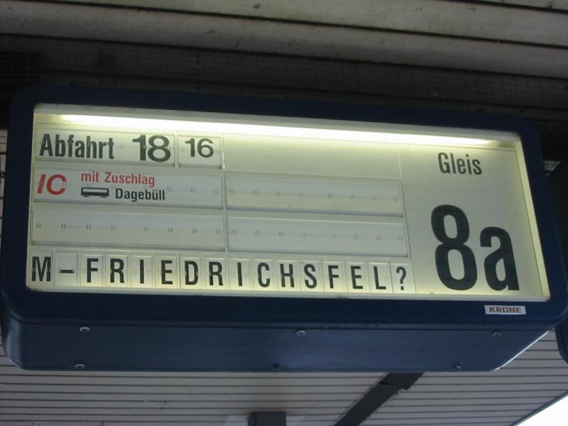 Wo liegt Mannheim - Friedrichsfel? Die Anzeige fragt sich das auch und einen IC mit Kurswagen nach Dagebll gibt es gar nicht.
Ein ZUGZIELFALSCHANZEIGER.
Hier sollte eigentlich stehen RB nach Mannheim-Friedrichsfeld.
Mannheim Gleis 8a.
