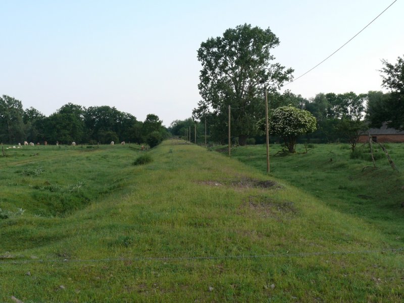 wo mag das hier denn hingehen?
Ein paar hundert Meter weiter wird es Radweg!

Wriezener Bahn bei Wriezen