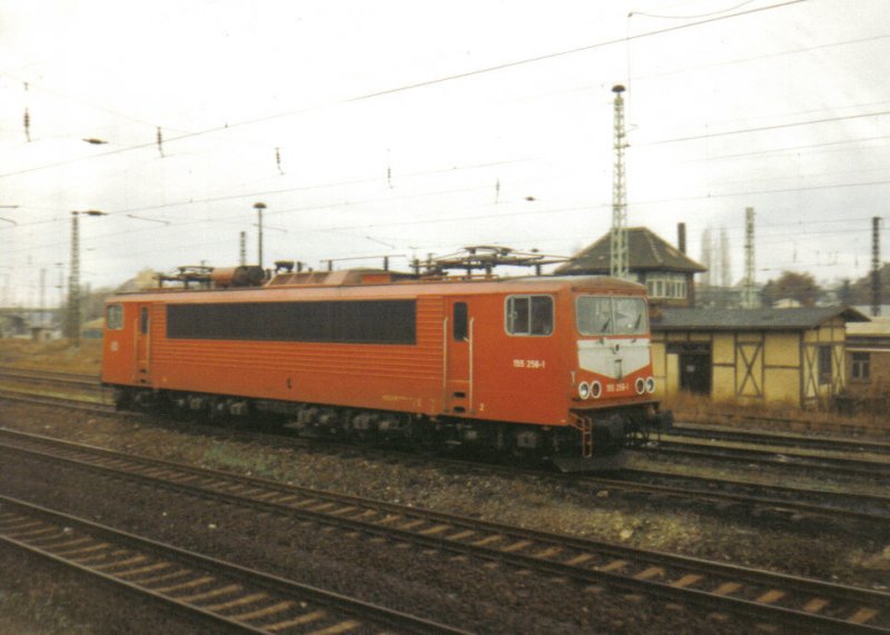 Wochenendruhe fr 155 256-1 ( Damals BH Leipzig Hbf West ). Bild von Dezember 1997.