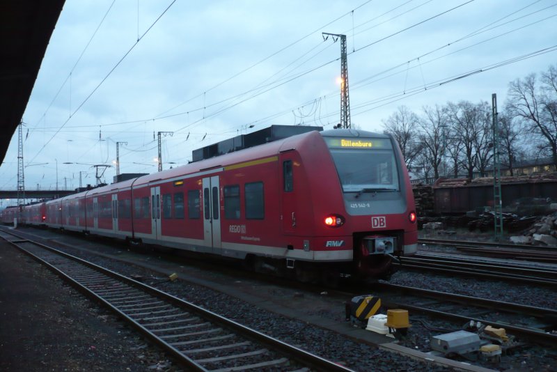 Wochenendruhe zweier ET 425: 425 542/042 und noch ein unbekannter 425er stehen am 08.02.2009 in Gieen auf ein Abstellgleis abgestellt und warten auf ihre nchsten Einstze.