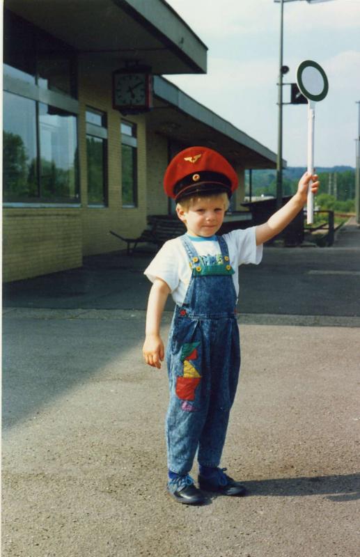 Wohl Deutschlands j�ngster Fahrdienstleiter. Ich mit 3 Jahren in Blieskastel.
