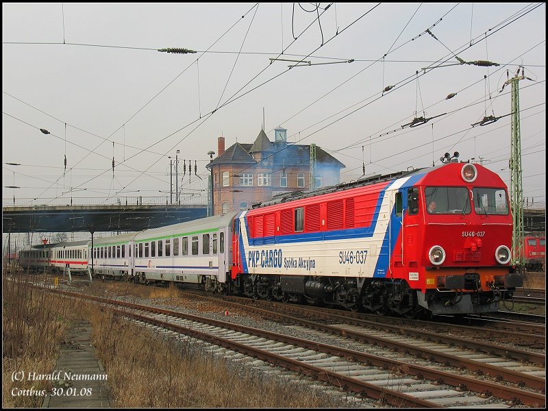 Wohl frisch lackiert bernahm heute (30.01.08) SU46-037 in Cottbus den EC241 Hamburg - Krakau, nachdem 101 120 ihn nach Cottbus brachte und der Zug dort um den Bistro-Wagen geleichtert wurde.