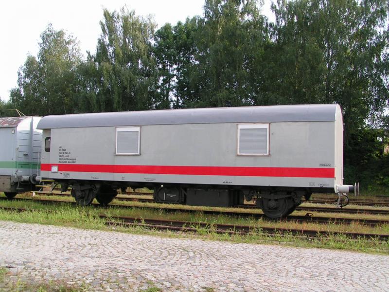 Wohn-Werkstttenwagen 943 9748-0 am Bhf. RIED i.I. 2005-08-27 