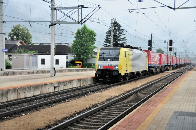 Wolkenverhangen und diesig wurde man in W�rgl empfangen. Schade war auch, dass sich kein �sterreichischer Fotofreund eingefunden hat. So konnte zur Einstimmung der  Winner  mit ES 64 F4 - 014 von Innsbruck/Brenner kommend erlegt werden. (20.06.2009).