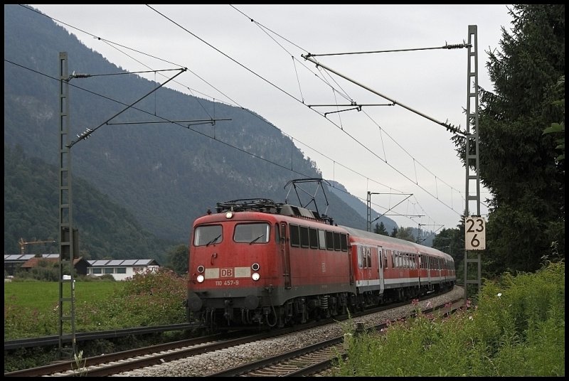 Wolkig war der 31.07.2009 im Inntal als die Mnchener 110 457 (9180 6110 457-9 D-DB) mit dem abendlichen RE 30103 nach Kufstein unterwegs ist.
