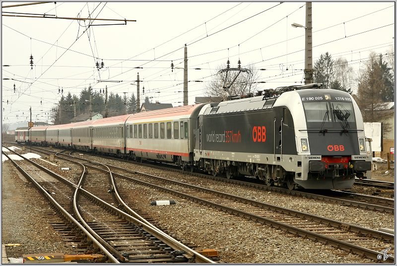 World Record Taurus 1216 025 fhrt mit IC 536 von Villach nach Wien Sd.Diese Lok stellte mit 357 km/h am 2. September 2006 einen neuen Geschwindigkeitsrekord fr elektrische Lokomotiven auf.
Zeltweg 3.3.2009