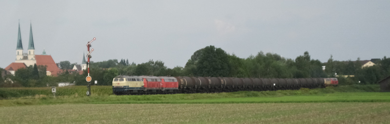 Wow, 5 Loks an einem Zug! Vorne 225 002-5 und 217 002-5, hinten 255 073-6, 225 010-8 und 217 014-0. Aufgenommen am 28. August 2009 am Esig Alttting.