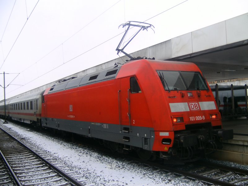 WOW da hab ich nicht schlech gestaunt als ich ein saubere 101 namen 009-9 in Hannover HBF am 01.02.2009 gesehen hab.