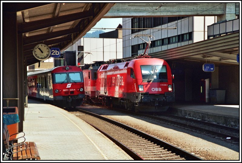 Wrend 1116 235 und eine 1144er auf Gleis 1 warten, rollt 8073 223 gefhrt von der 1144 242 nach Rosenheim