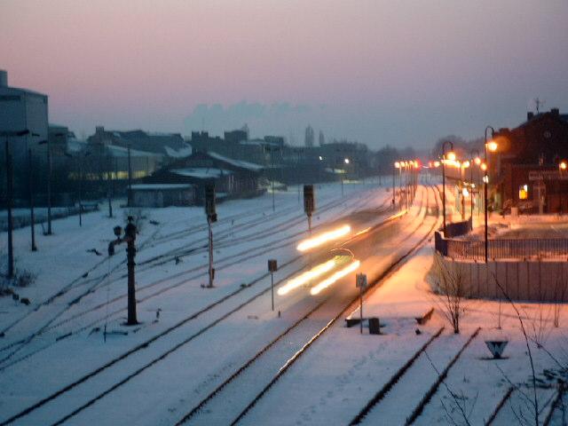 WSW in der Dmmerung. Blick von der Bahnhofsbrcke auf den (Rest)Bahnhof. Hier fhrt grad ein Connexzug nach Zittau aus.