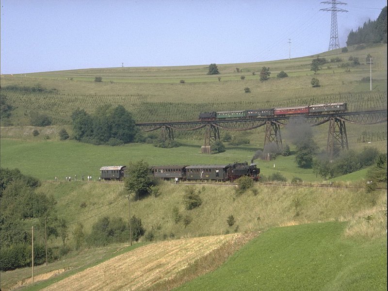 WTB 1990er Jahre.W�hrend sich der untere Zug mit der 93 1360 kurz vor dem Hp.Epfenhofen befindet,f�hrt der obere Zug mit der 93 1394 gerade �ber den Biesenbach Viadukt.(Archiv P.Walter)