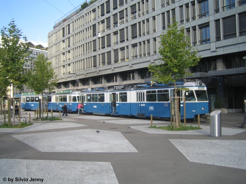 Wrde eine Snfte der Linie 6 beim Bhf. Zrich Enge wenden, so gbe es kein Problem das Tram zwischen den Bumen zu fotografieren. Da aber nun baubedingt die Linie 7 am  Bhf. Enge wenden muss, passt eine Mirage-Dotra, hier mit den Be 4/6 1666+1673, nicht zwischen die Bume.