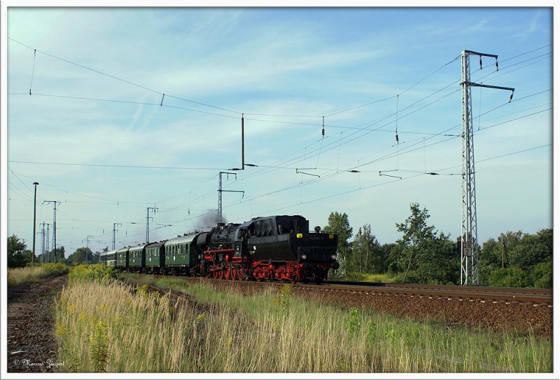 Wuhlheide unter Dampf - Mit dem Tender voraus kam 52 8177-9 mit einem Sonderzug durch die Wuhlheide geschlichen.
Endbahnhof Berlin Schneweide.
Grund fr die Sonderfahrt war das Ketziner Fischerfest westlich von Berlin
15.08.2009
