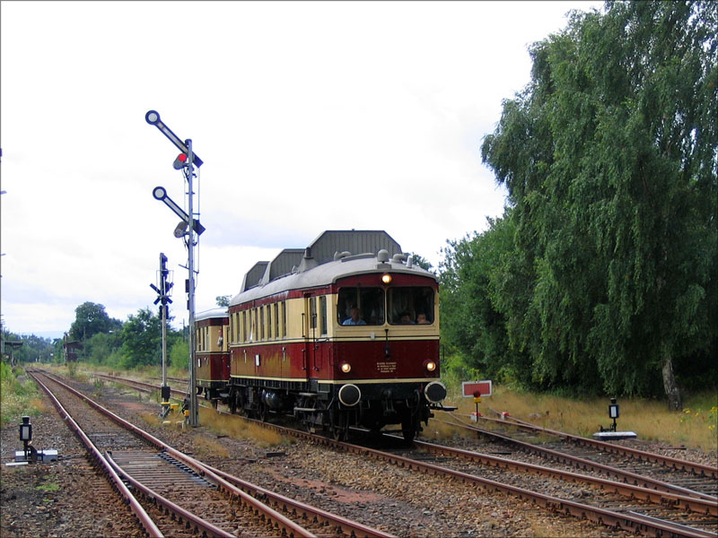 WUMAG-Triebwagen  Nrnberg 761  (Bj. 1926) und Beiwagen  140 009 Regensburg  (Bj.1932) der Buxtehude-Harsefelder Eisenbahnfreunde bei Ausfahrt aus Drrrhrsdorf ber Neustadt (Sachsen) nach Sebnitz; 06.08.2005
