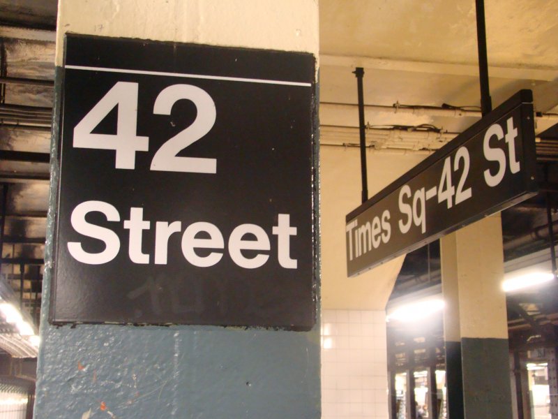 Wunderbar die Beschilderung der Bahnhfe der New Yorker Subway. Hier die Station 42 Street / Times Square. Aufgenommen am 08.04.08