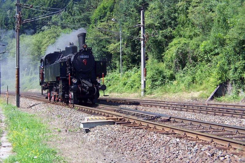 wunderbar herausgeputzte 93.1332 der BB im Sommer 2005 whrend einer Sonderfahrt beim kopfmachen in Rosenbach.